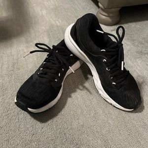 Black size 9 Under Armour Tennis Shoes